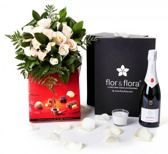 Caja regalo 12 rosas blancas + Nestlé grande + cava _caja-pequeña-negra-+-12-blancas-+-bombones-+-vela-+-cava