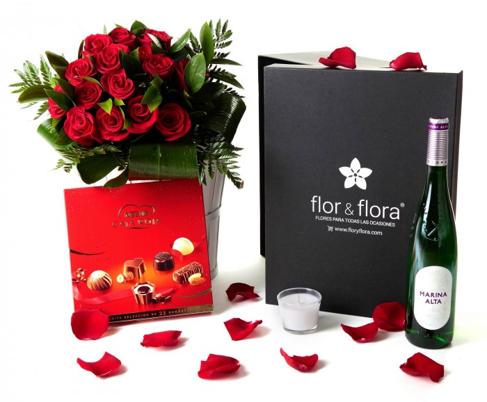 Caja regalo 15 rosas rojas + Nestlé grande + vino blanco_caja-grande-negra-+-15-rojas-+-bombones-y-vela-con-botella-blanco