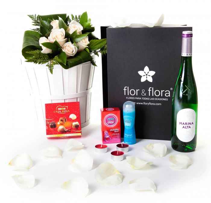 Caja regalo 6 rosas balncas + Nestlé + Durex + vino blanco_caja-pequeña-negra-+-6-blancas-+-bombones-+-durex-+-velas-+-blanco