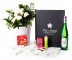 Caja regalo10 rosas blancas + Nestlé + Durex + vino blanco_caja-negra-pequeña-+-10-blancas-+-bombones-+-durex-+-velas-+-blanco