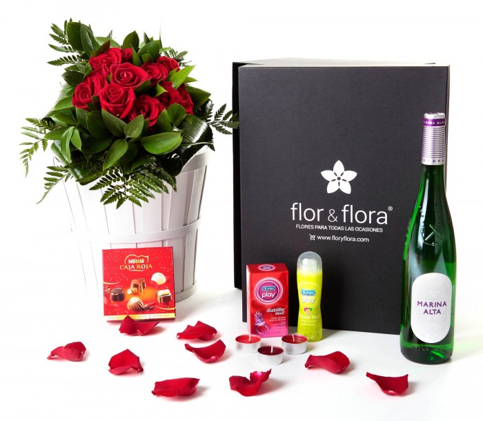 Caja regalo10 rosas rojas + Nestlé + Durex + vino blanco_caja-negra-pequeña-+-10-rojas-+-bombones-+-durex-+-velas-+-blanco
